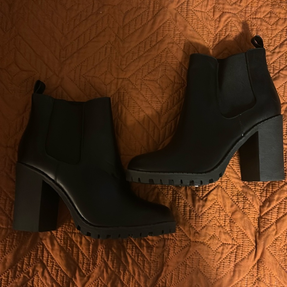 NWOT black heel booties